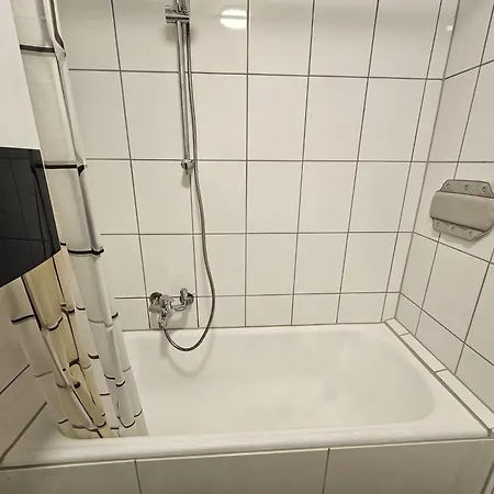 Grosse Moderne Ferienwohnung, Zentrale Ruhige Lage Apartment